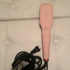 Lange’ straightening brush.